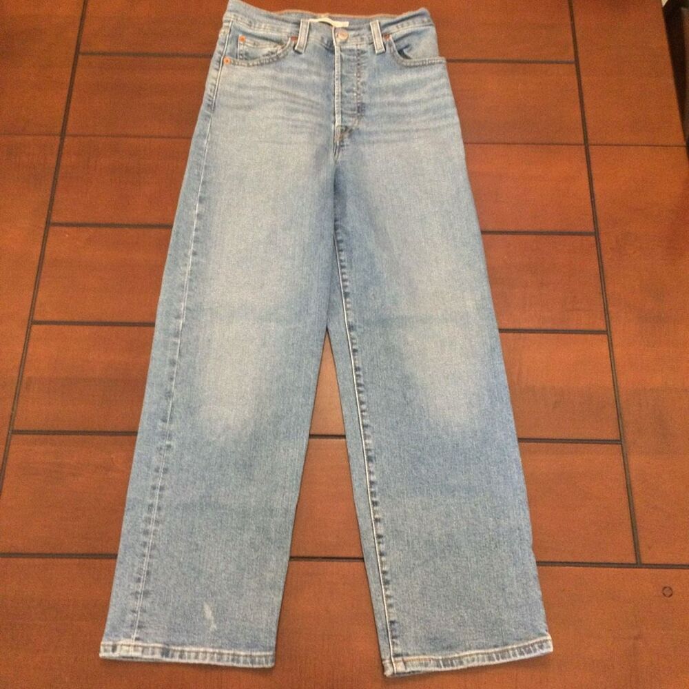 Levi’s ribcage straight ankle light wash 26 button fly